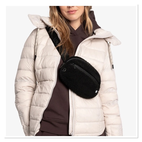 Lole Handbags - LOLË Black Sherpa Belt Bag 🆕